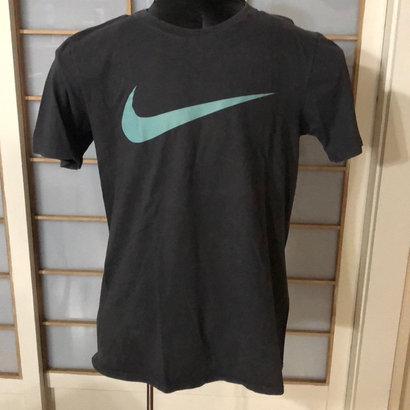 dark gray nike shirt